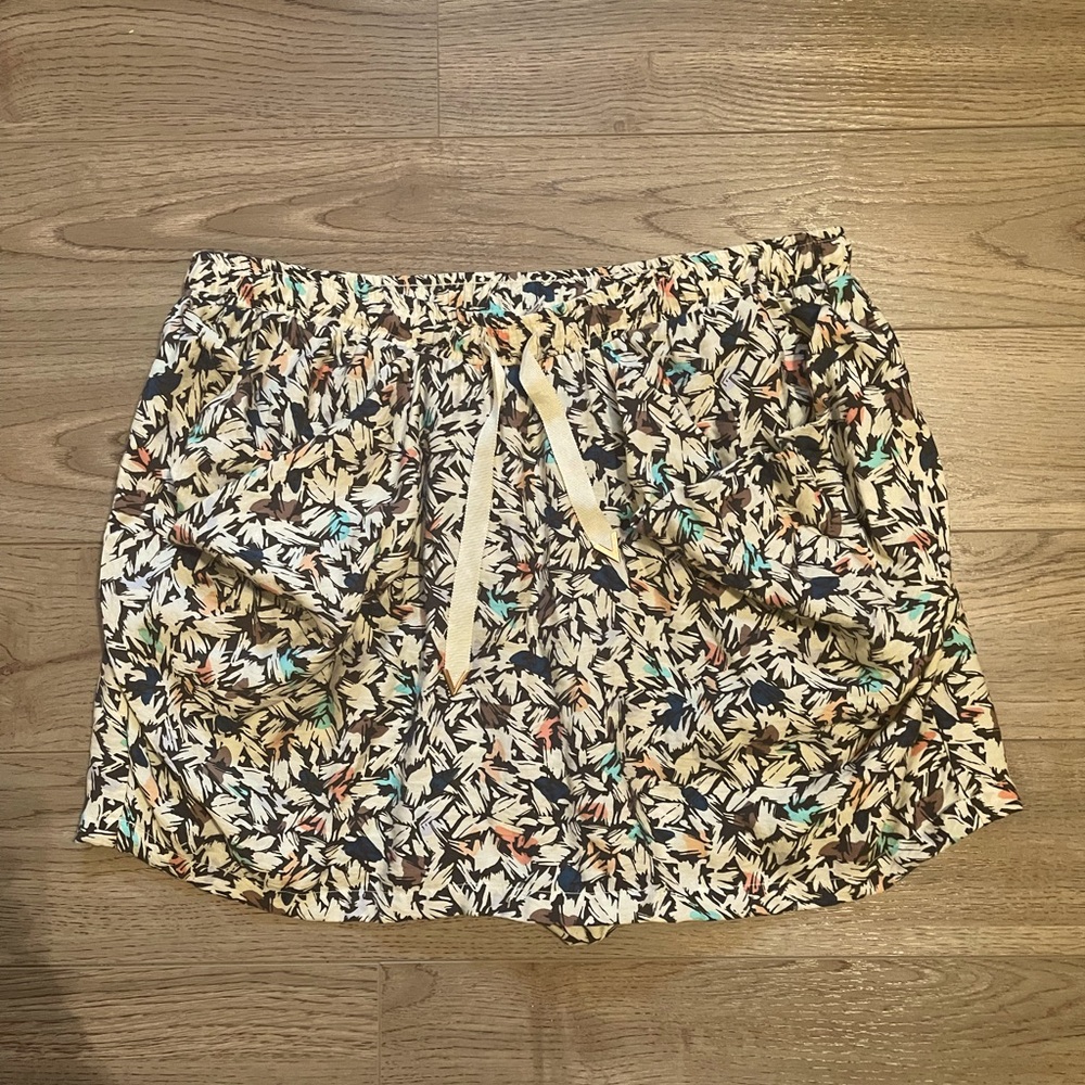 Women’s pocketed  patterned skort-style shorts  Drawstring waist. Size L